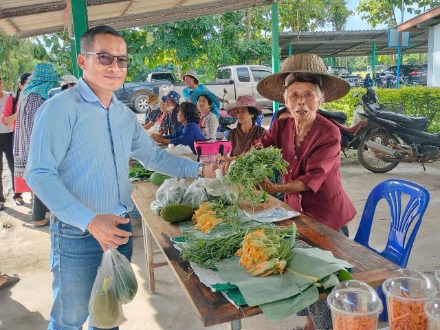 ด้วยเทศบาลตำบลเมืองยาว ได้ดำเนินการจัดโครงการฟื้นฟูเศรษฐกิจ ณ สำนักงานเทศบาลตำบลเมืองยาว โดยทางเทศบาลได้จัดเตรียมสถานที่ ไว้ให้พ่อค้า แม่ค้า ชาวบ้านที่ต้องการนำสินค้ามาขาย สามารถมาติดต่อจองที่ได้ที่สำนักงานเทศบาล และขอความอนุเคราะห์ ผู้นำชุมชนประชาสัมพันธ์ให้ประชากรในหมู่บ้านทราบโดยทั่วกัน โดยโครงการจะจัดทุกวันศุกร์ของสัปดาห์ตามคำสั่งของทางอำเภอห้างฉัตร เพื่อช่วยกันกระตุ้นเศรษฐกิจของคนในชุมชน โดยไม่เก็บค่าใช้สถานที่แต่อย่างใด