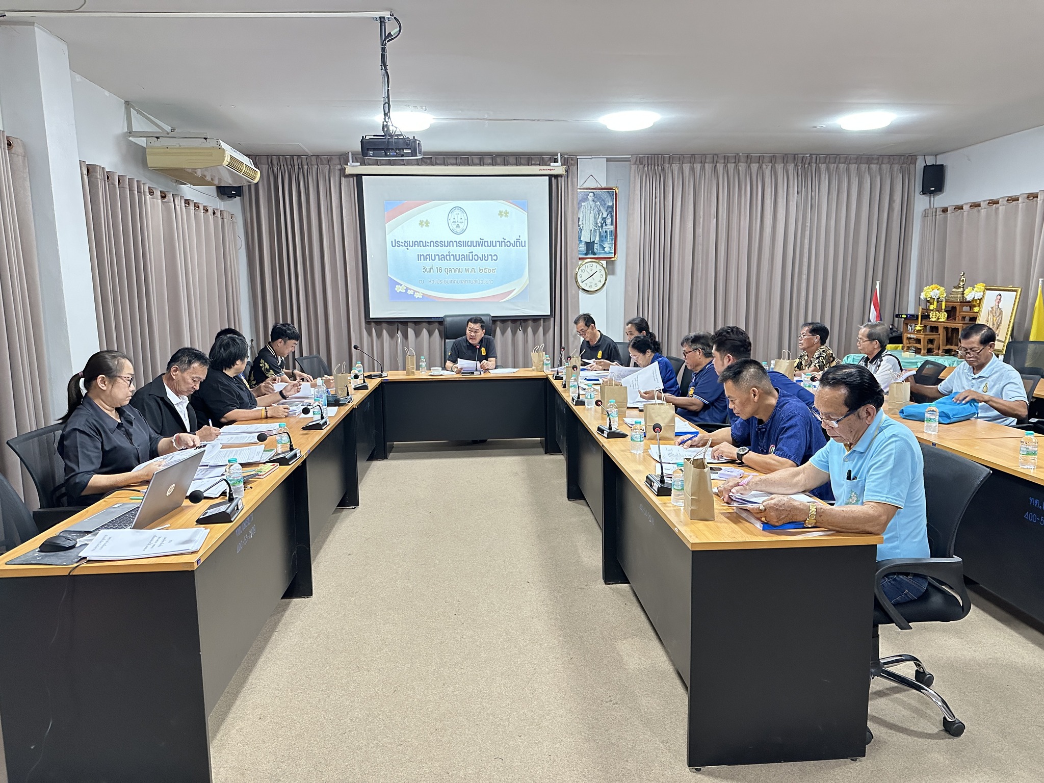 ✨เทศบาลตำบลเมืองยาว จัดประชุมคณะกรรมการแผนพัฒนาท้องถิ่น